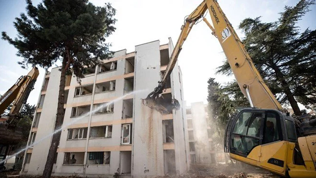 Bakırköy&#039;de 54 yıllık sitenin yıkımına başlandı