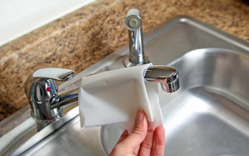 Meğer pırıl pırıl banyoların gizli formülüymüş: Yağlı kâğıdın fırın dışındaki kullanımına inanamayacaksınız!