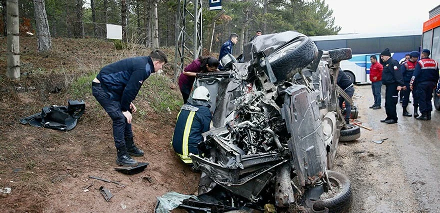 Eskişehir'de 3 araç birbirine girdi: 12'si asker 14 yaralı