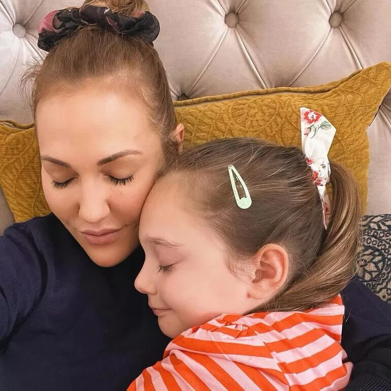 Meryem Uzerli estetiğin dozunu fazla kaçırınca sosyal medyada eleştiri yağmuruna tutuldu!