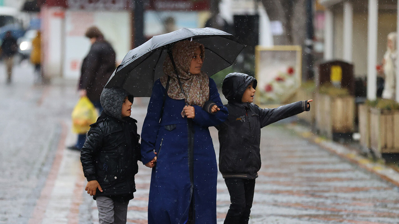 Şemsiyesiz dışarı çıkmayın: Gök gürültülü sağanak şiddetini artırıyor! Uyarılar peş peşe geldi…