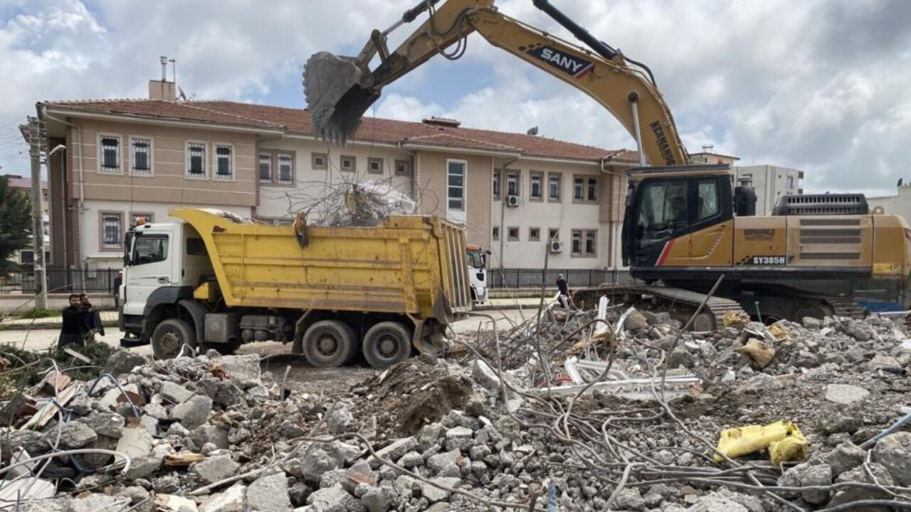 Depremin vurduğu Adıyaman bayrama kadar tüm enkazlar kaldırılacak