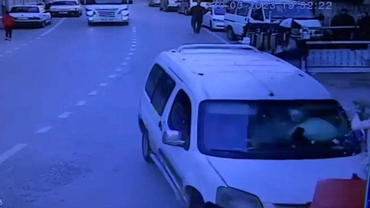 Dalgın sürücü aracıyla markete daldı