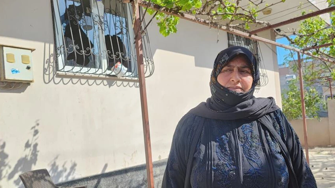 İzleyenleri şaşkına çeviren anlar: Kadınlar çocuklarıyla birlikte ev basıp, sopalarla saldırdı