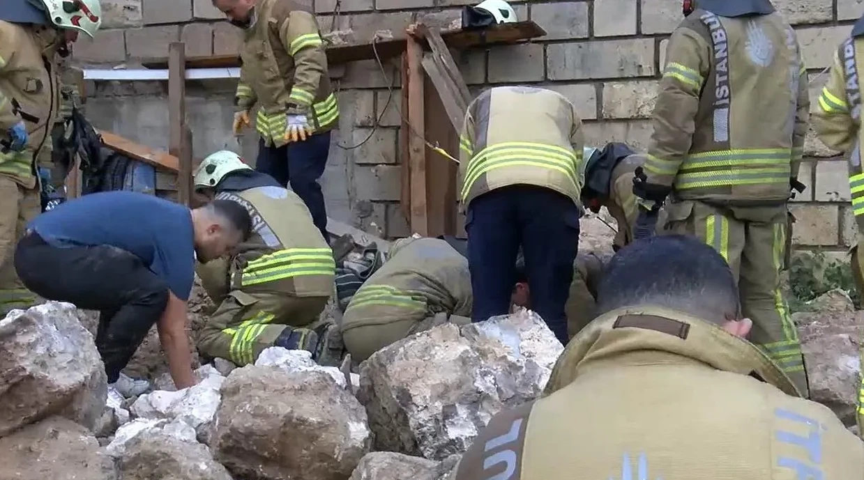 Fatih'te tarihi surlarda çökme: 1 kişi hayatını kaybetti