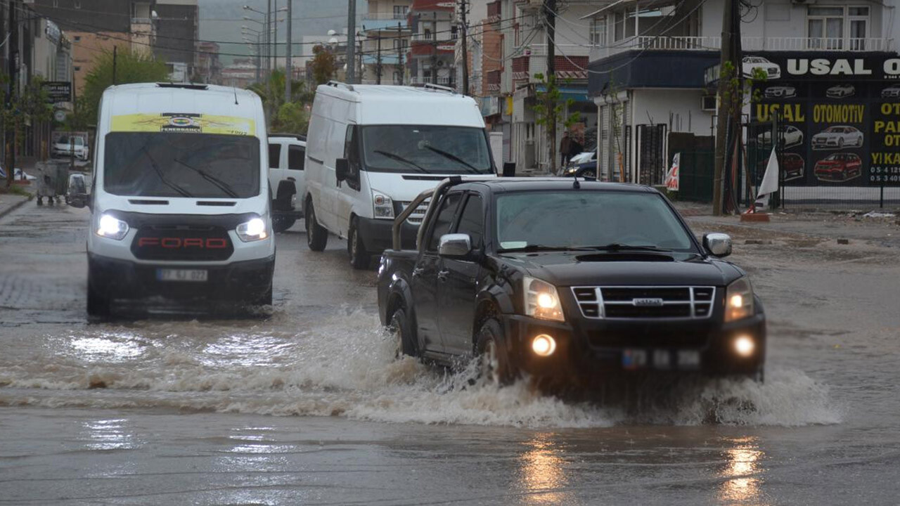 Sağanak feci bastırdı! 2 ilde eğitime bir gün ara