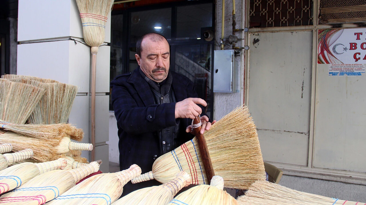 Sivaslı ustaların elinden geçiyor: Son teknoloji robot süpürgelere karşı direniyor