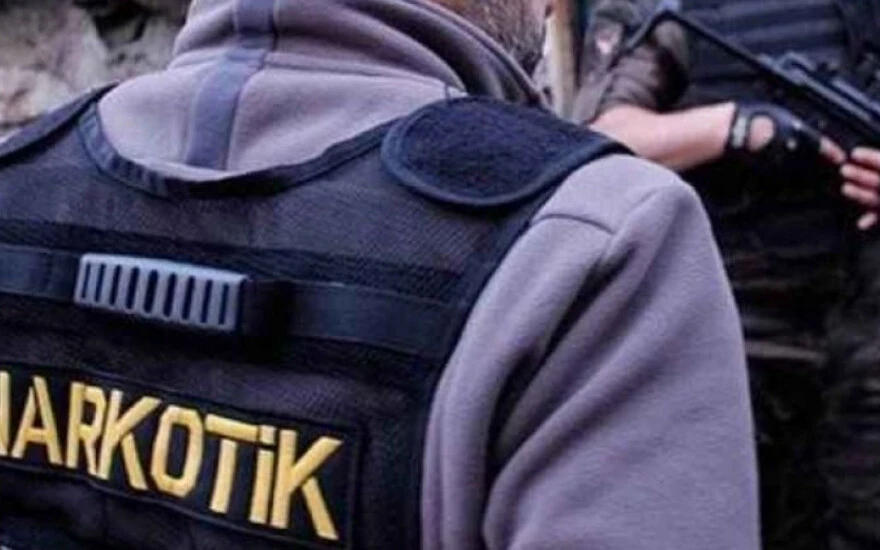 Kendisini internette uyuşturucu karşıtı olarak tanıttı, uyuşturucudan gözaltına alındı