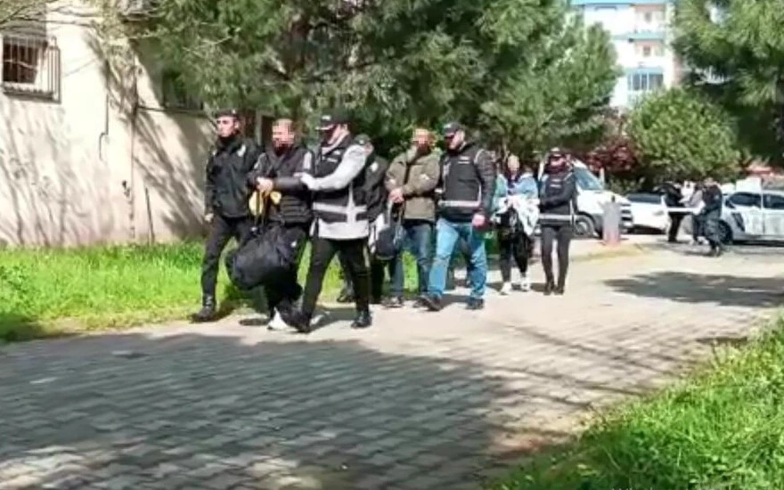 Kendisini internette uyuşturucu karşıtı olarak tanıttı, uyuşturucudan gözaltına alındı