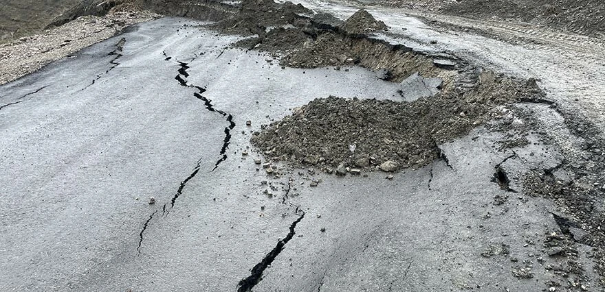 Hakkari'yi sağanak vurdu! Belde yolunun bir kısmı çöktü