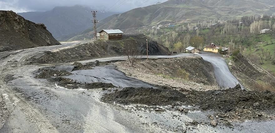 Hakkari'yi sağanak vurdu! Belde yolunun bir kısmı çöktü