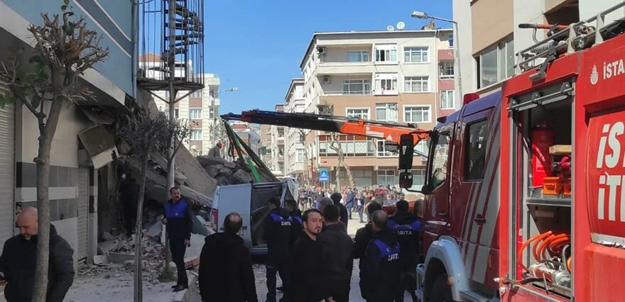 Son dakika! İstanbul'da metruk bina araçların üzerine çöktü: 1 yaralı
