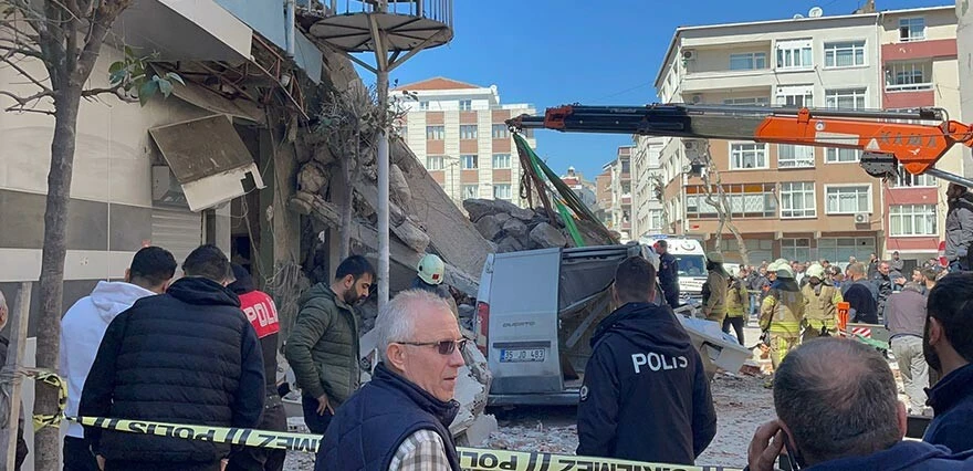 Son dakika! İstanbul'da metruk bina araçların üzerine çöktü: 1 yaralı