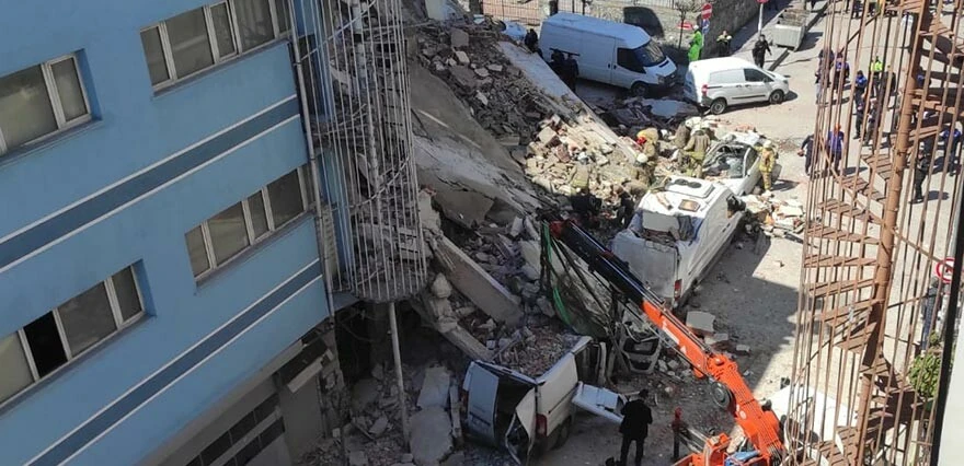 Son dakika! İstanbul'da metruk bina araçların üzerine çöktü: 1 yaralı