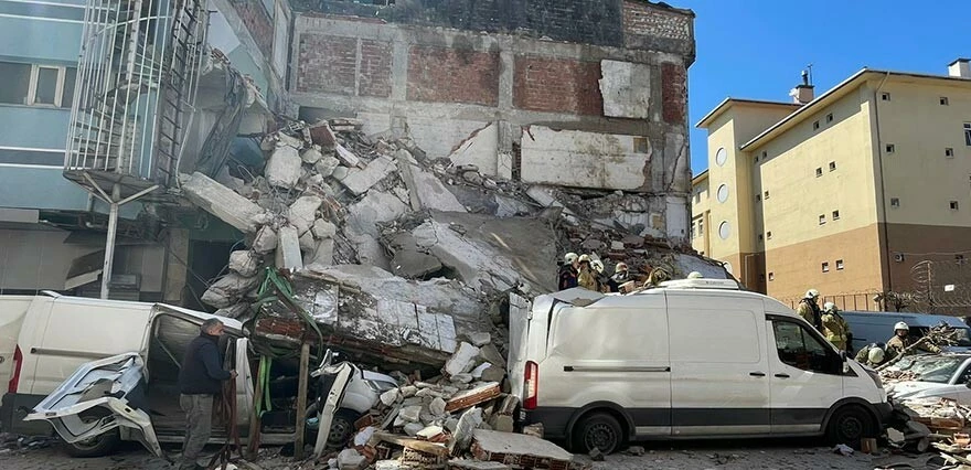 Son dakika! İstanbul'da metruk bina araçların üzerine çöktü: 1 yaralı