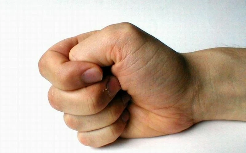 Bencil mi, saygılı mı, fevri mi? Yumruğunuzu nasıl sıktığınız, kişiliğiniz hakkında çok şey anlatıyor!