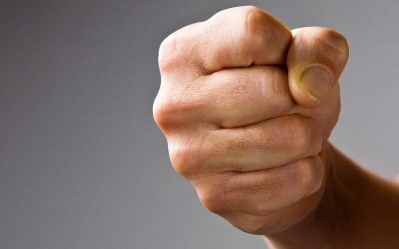 Bencil mi, saygılı mı, fevri mi? Yumruğunuzu nasıl sıktığınız, kişiliğiniz hakkında çok şey anlatıyor!
