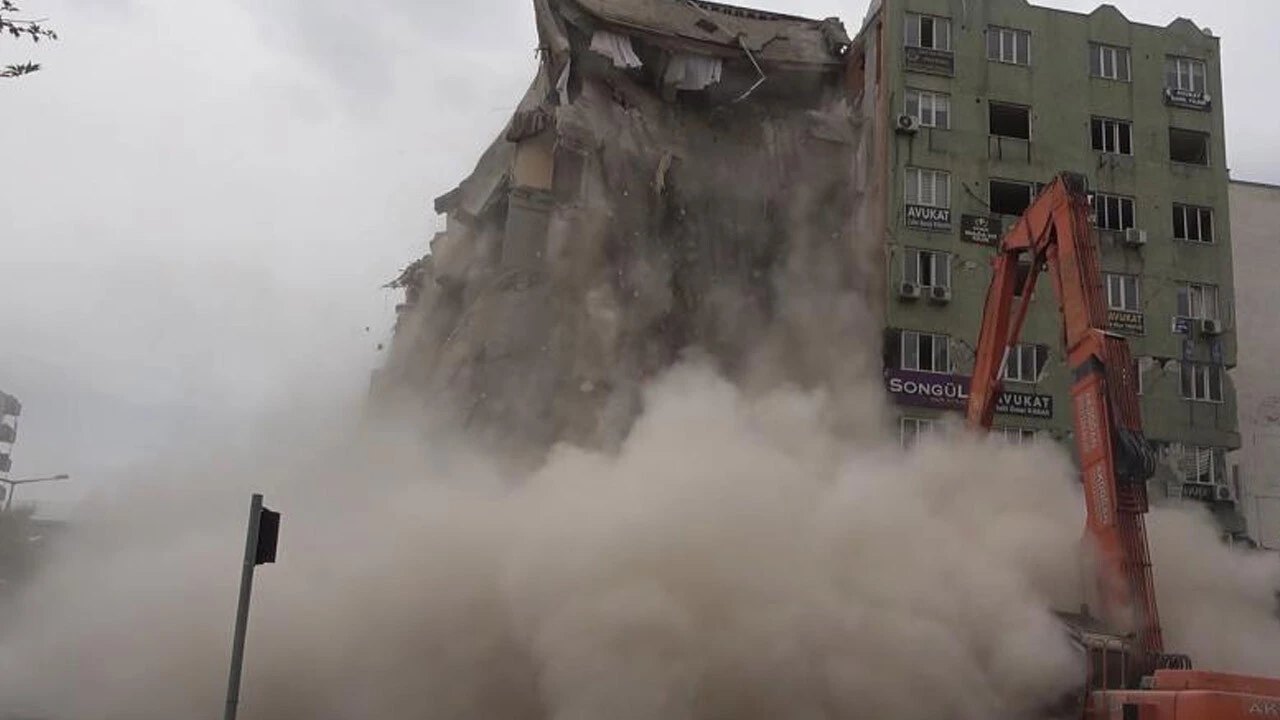 Bina yerle bir oldu, onlar kaçmak yerine telefona sarıldı