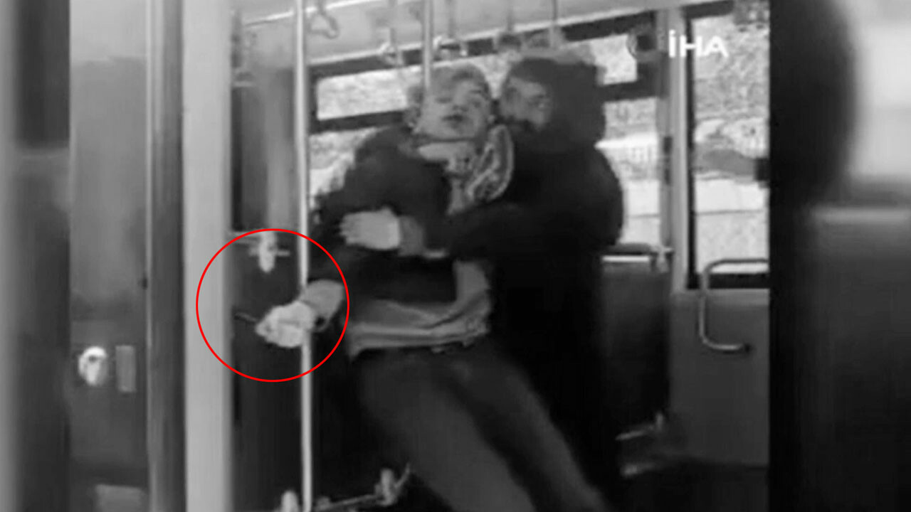 Metrobüste dehşet anları: 3 kişiyi bıçakladığı anlar kamerada