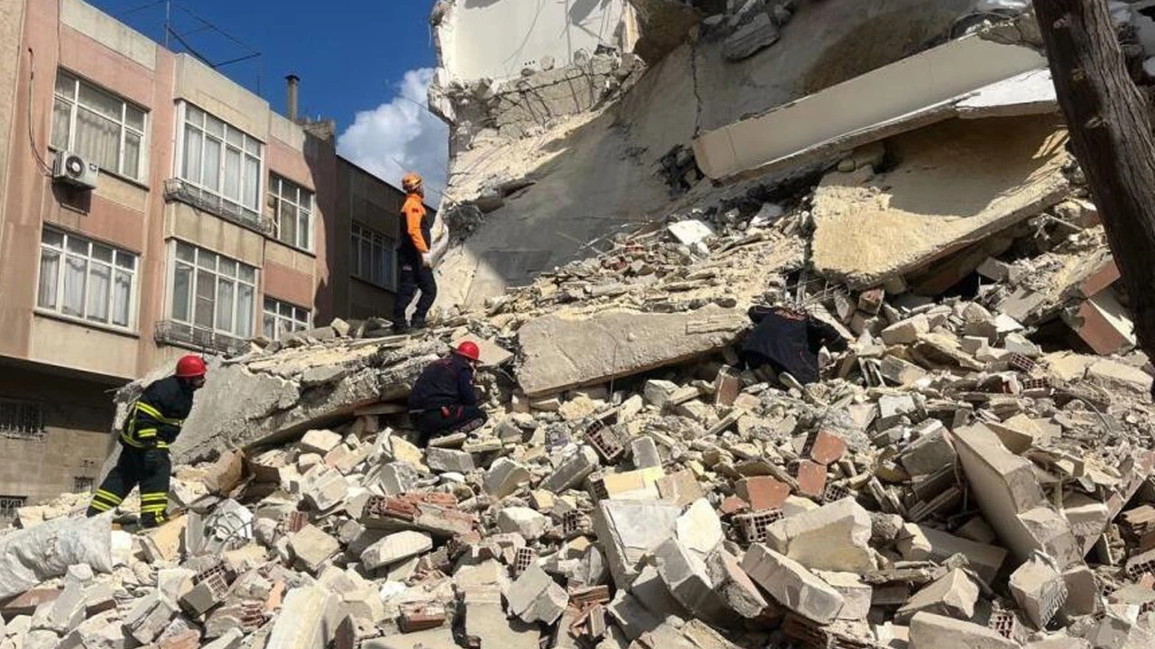 Son dakika! Kilis'te ağır hasarlı 5 katlı boş bina çöktü