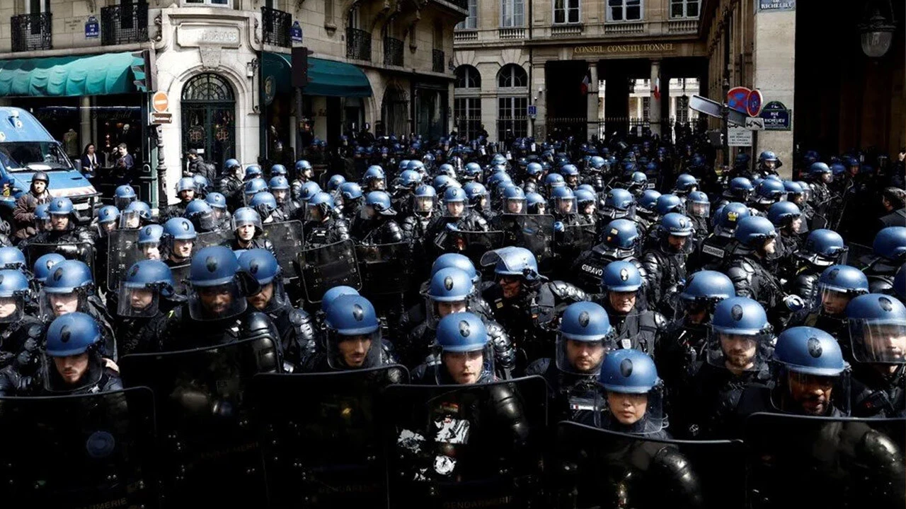 Fransa'da kaosa sebep veren emeklilik yasası için karar günü