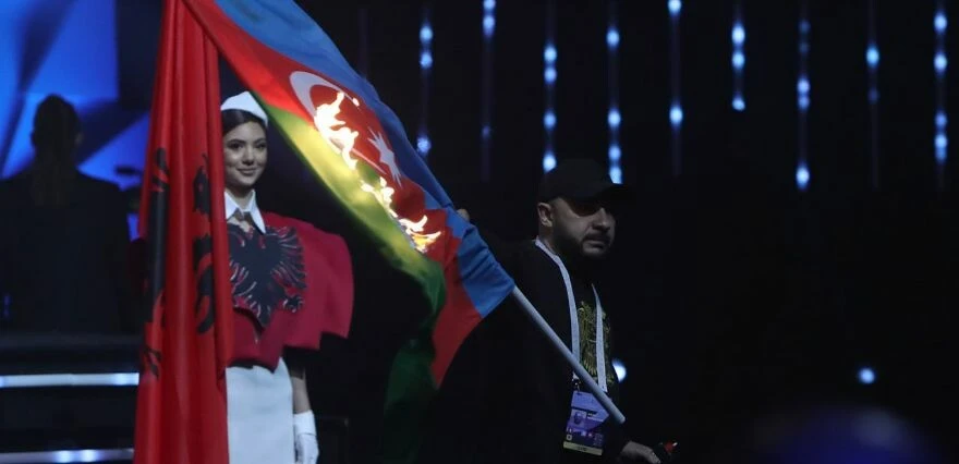 Ermenistan'daki Avrupa Halter Şampiyonası'nda Azerbaycan bayrağı yakıldı!