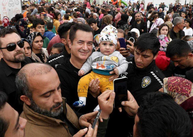 30 bin depremzede çocuğa oyuncak dağıtan Acun Ilıcalı, büyük takdir topladı!