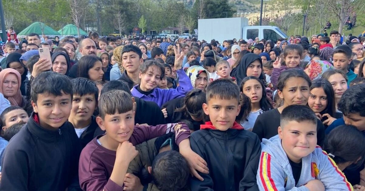 30 bin depremzede çocuğa oyuncak dağıtan Acun Ilıcalı, büyük takdir topladı!