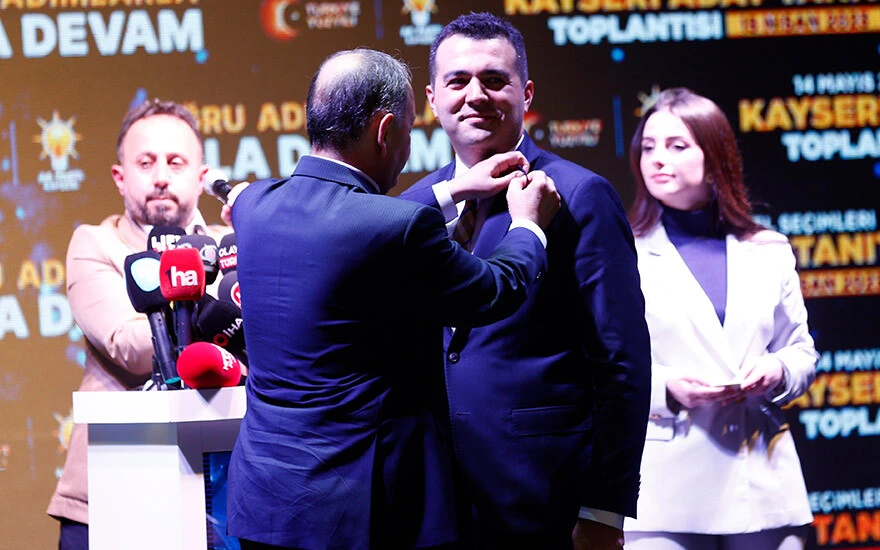 İYİ Parti'de istifa depremi! Akşener'in danışmanı Hasan Sami Özvarinli AK Parti'ye üye oldu İYİ Parti'de istifa depremi! Akşener'in danışmanı Hasan Sami Özvarinli AK Parti'ye üye oldu