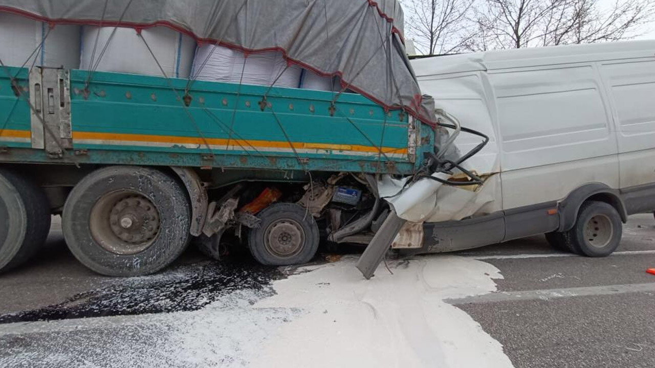 Bursa&#039;da kamyonet tıra çarptı: 2 ölü