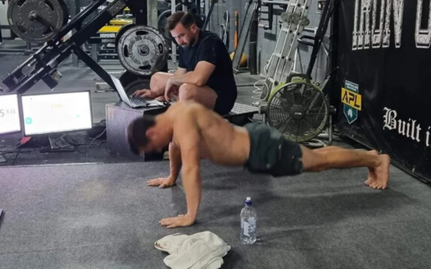 Avustralya’da çektiği şınav sayısıyla <a href=