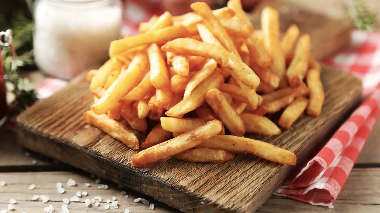 Ne sertleşiyor ne yapışıyor! Patates kızartmanın tüm inceliği meğer bu detayda saklıymış!