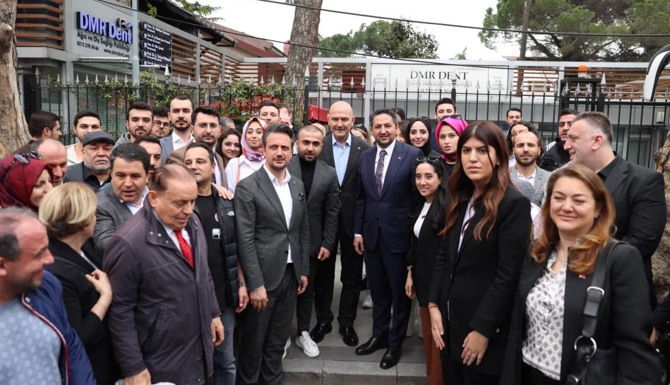 Beşiktaş Seçim Koordinasyon Merkezi'nin açılışına, 24. Dönem AK Parti İstanbul Milletvekili Ahmet Baha Öğütken,  AK Parti İstanbul Milletvekili Adayları Derya Ayaydın ve Ferşat Yıldırım da katıldı.