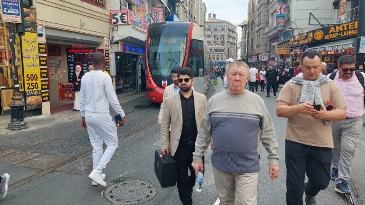 Kabataş-Bağcılar seferini yapan tramvay Sirkeci&#039;de raydan çıktı