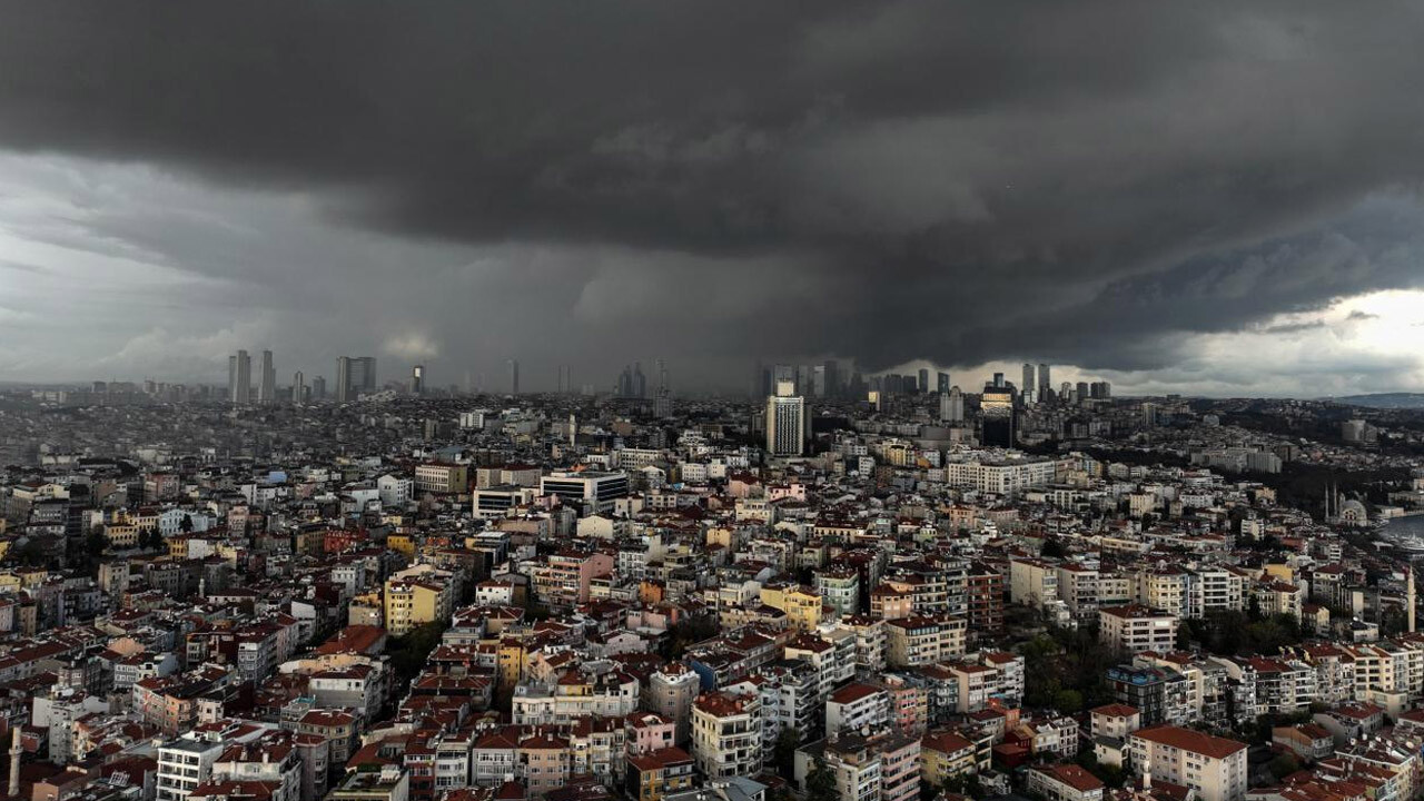 Kara bulutlar gökyüzünü kaplıyor, sağanak ve fırtına çok kuvvetli geliyor! Meteoroloji peş peşe uyarılarını sıraladı