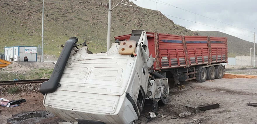 Lokomotifin çarptığı TIR hurdaya döndü: 1 yaralı