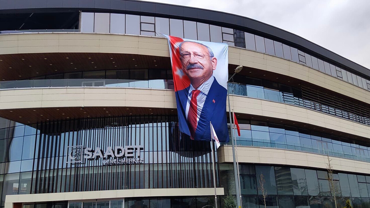 Saadet Partisi Genel Merkezi'ne dev Kemal Kılıçdaroğlu posteri asıldı