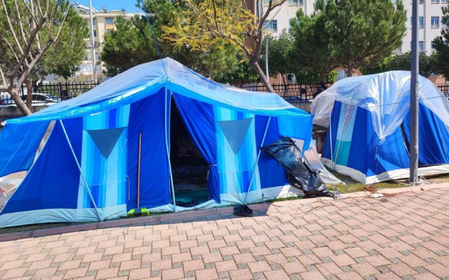 2.5 ay geçti korku dinmedi: Deprem bölgesinde çadırda yaşamayı sürdürüyorlar