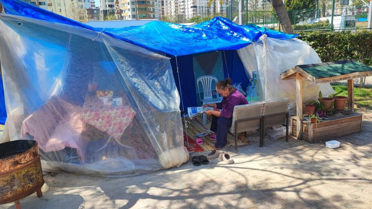 2.5 ay geçti korku dinmedi: Deprem bölgesinde çadırda yaşamayı sürdürüyorlar