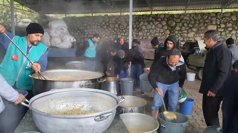 Deprem bölgesinde en ince yardım: Eline kabı alan koştu