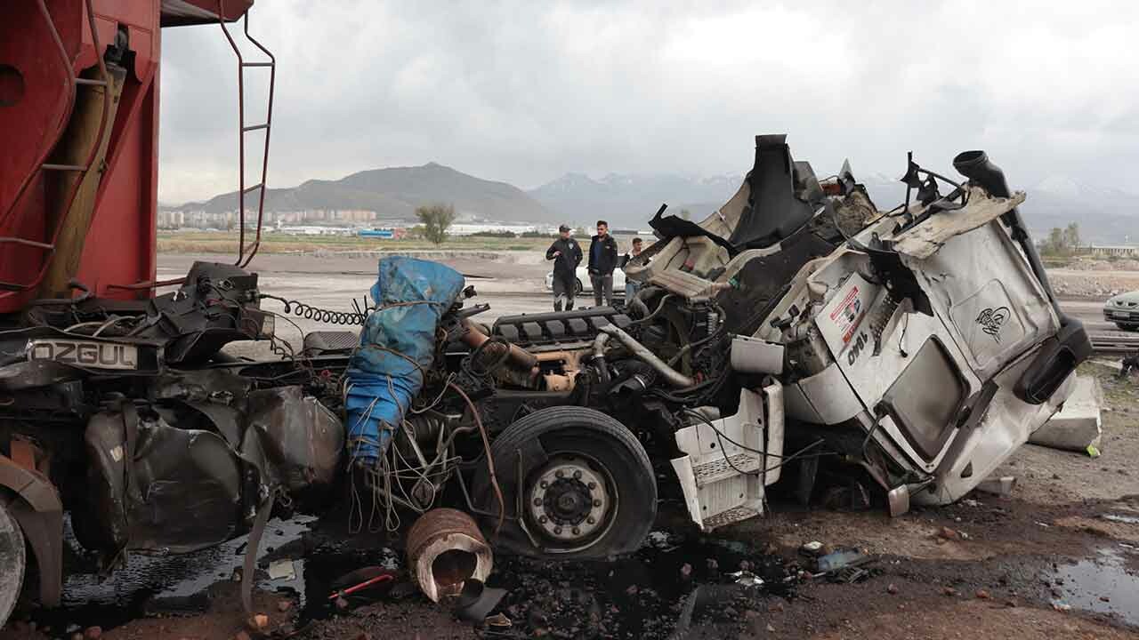 Lokomotifin çarptığı TIR hurdaya döndü: 1 yaralı