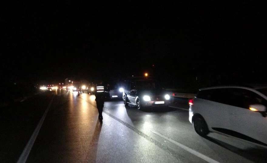 Yola kaygan madde dökülünce 6 araçlık zincirleme kaza oldu