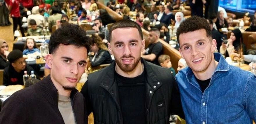 Milli futbolcu Orkun Kökçü ve takım arkadaşlarından alkış toplayan hareket! Onlarca vatandaşla birlikte iftar yaptılar!