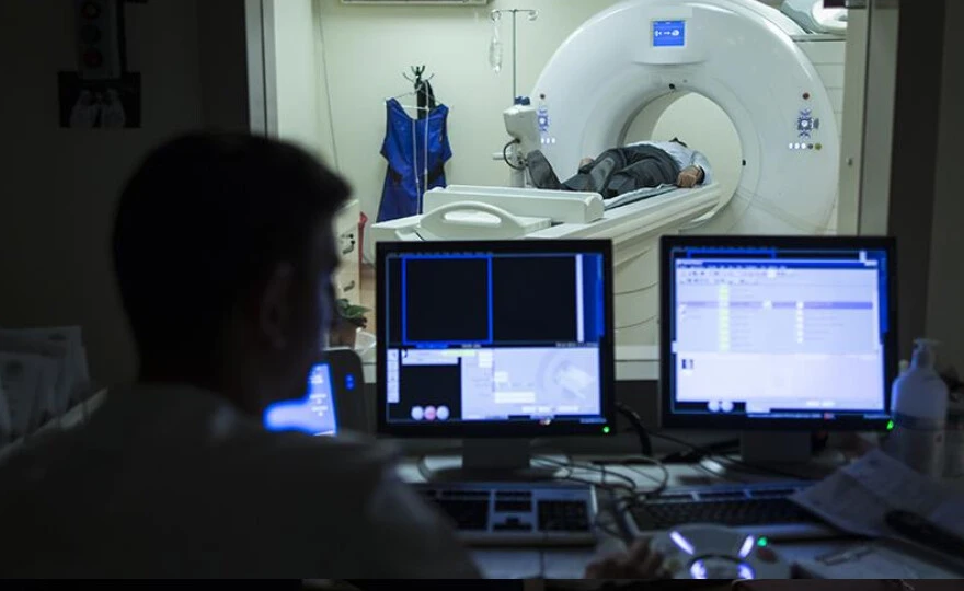 Masa başında çalışanlar: Sinsice ilerleyen skolyoz tehlikesine dikkat