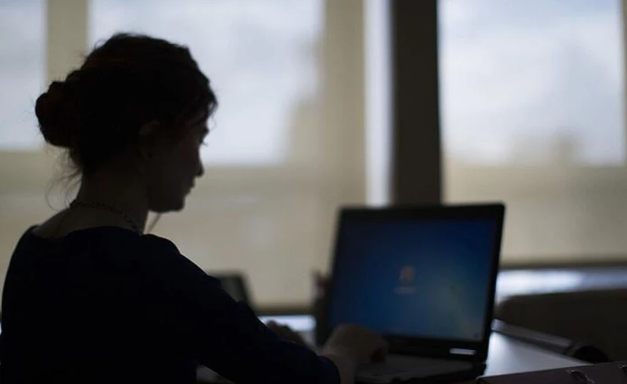 Masa başında çalışanlar: Sinsice ilerleyen skolyoz tehlikesine dikkat