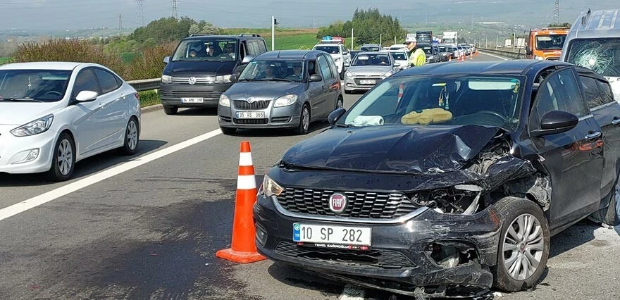 TEM'de 5 araç birbirine girdi: 6 yaralı