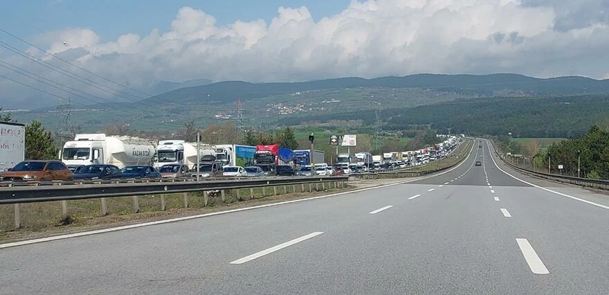 TEM'de 5 araç birbirine girdi: 6 yaralı