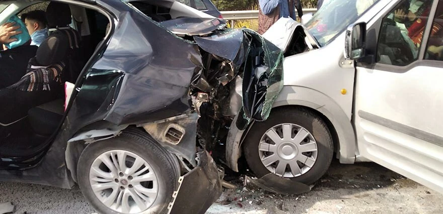 TEM'de 5 araç birbirine girdi: 6 yaralı