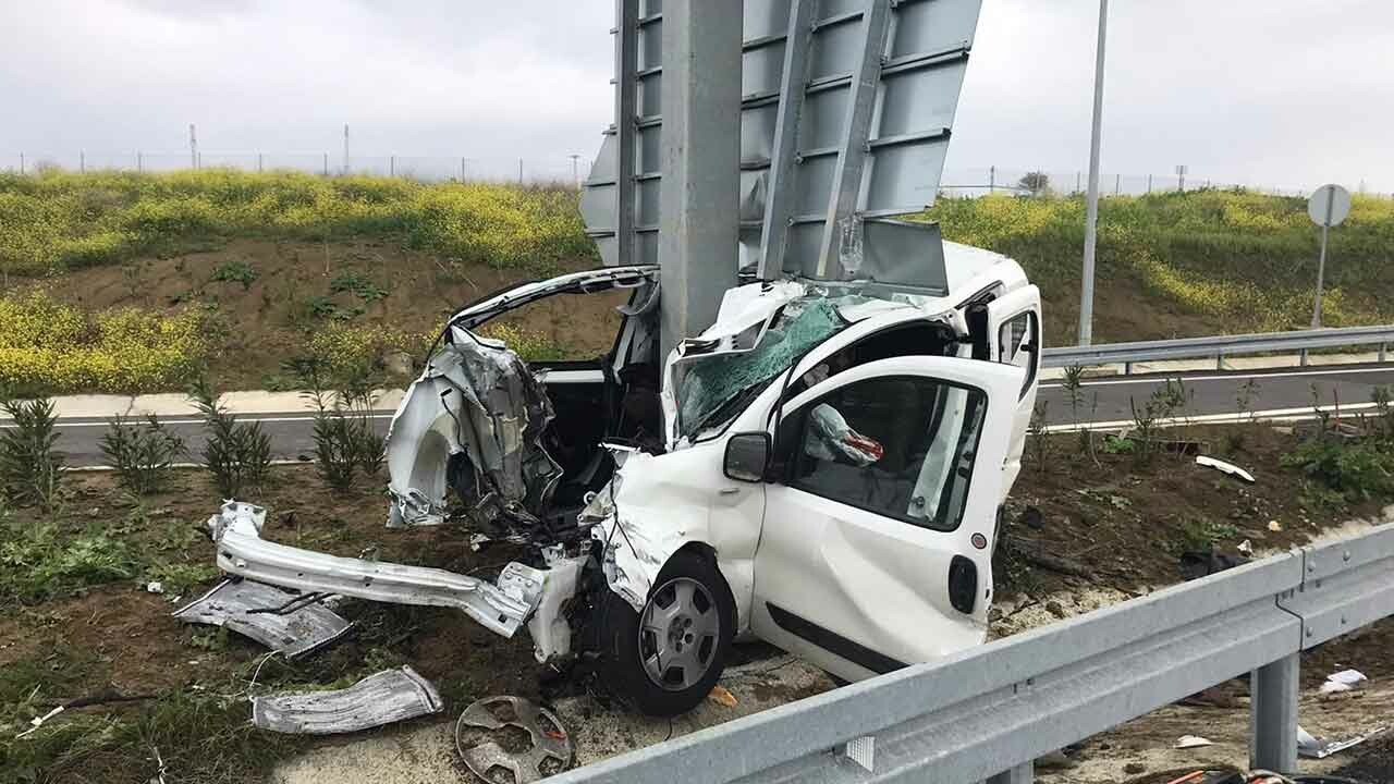 Çanakkale&#039;de feci kaza! Otomobil direğe ok gibi saplandı: Anne ile oğlu öldü, baba ağır yaralı