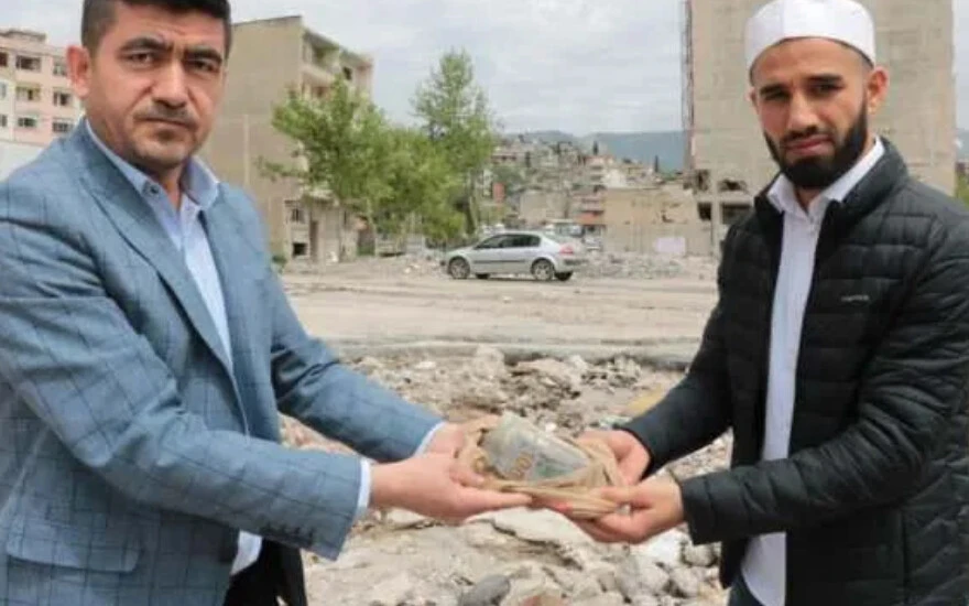 Kahramanmaraş'ta enkaz başında dua sırasında 1 milyon TL buldular